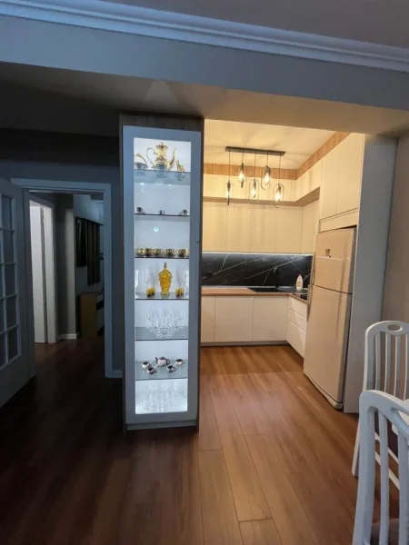 Tirane, jepet me qera apartament 2+1 Kati 3, 110 m² 800 €