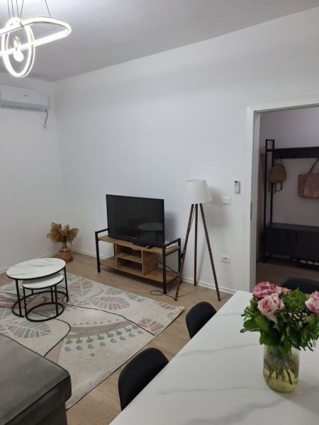 Tirane, jepet me qera apartament 1+1 Kati 2, 75 m² 500 € (Rr.e Barrikadave)