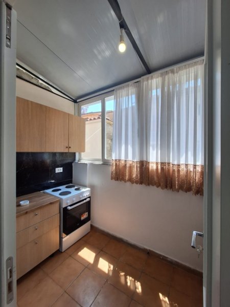 Tirane, jepet me qera apartament 1+1 Kati 2, 75 m² 500 € (Rr.e Barrikadave)