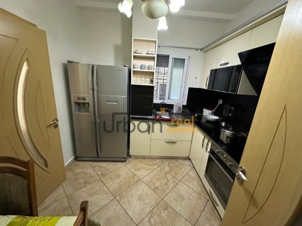 Tirane, jepet me qera apartament 2+1+Ballkon Kati 3, 125 m² 750 € (Shkolla e Baletit)