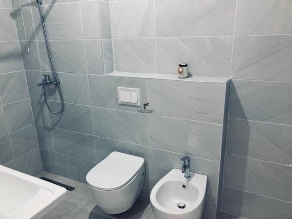 Tirane, jepet me qera apartament 1+1+Ballkon Kati 7, 78 m² 490 € (KINOSTUDIO)