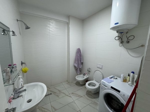 Tirane, jepet me qera apartament 2+1+Ballkon Kati 2, 60 m² 550 € (Rruga 5 maji)