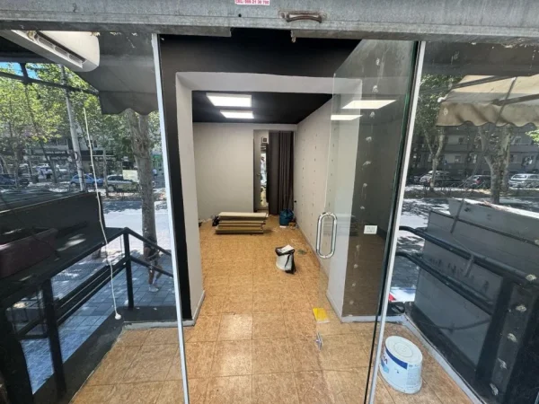 Tirane, jepet me qera ambjent biznesi Kati 1, 30 m² 700 € (Rruga kavajes)