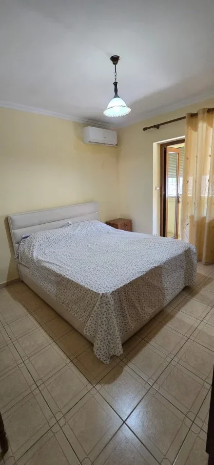 Tirane, shes apartament 2+1+Ballkon Kati 1, 98 m² (Rruga fortuzi)