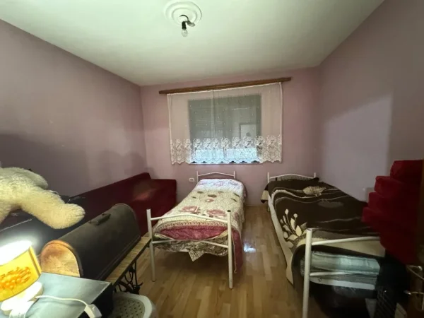 Tirane, shes apartament 2+1+Ballkon Kati 1, 75 m² 175.000 € (Kongresi lushnjes)