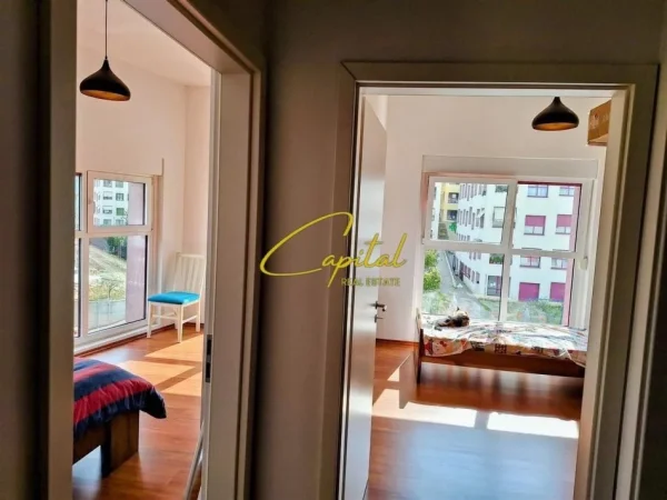 Tirane, jepet me qera apartament 2+1 Kati 5, 85 m² 550 € (ALI DEMI)