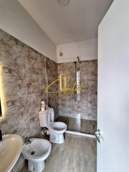 Tirane, jepet me qera apartament 2+1 Kati 5, 85 m² 550 € (ALI DEMI)