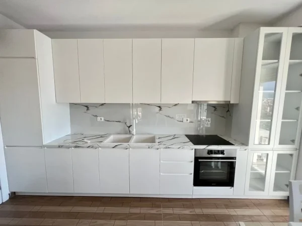 Tirane, jepet me qera apartament 2+1+Ballkon Kati 8, 90 m²  500 € (Rruga pasho hysa)