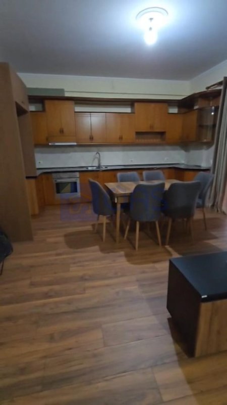 Tirane, jepet me qera apartament 2+1+Aneks+Ballkon Kati 4, 135 m² 600 € (Prane UET)