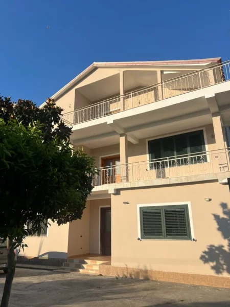 Durres, shitet Vile 3 Katshe Kati 3, 260.000 € 