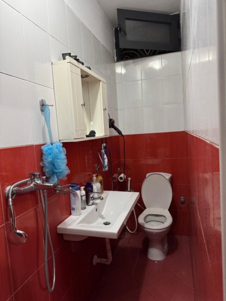 Tirane, jepet me qera apartament 1+1 Kati 1, 50 m² 300 € (5 Maji , Mbrapa Concord Center.)