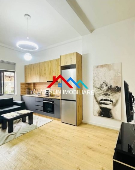 Tirane, jepet me qera apartament 1+1+Ballkon Kati 1, 60 m² 650 € (RRUGA E BARRIKADAVE)