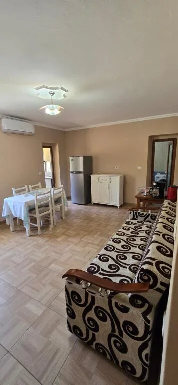 shes apartament 2+1+2+Ballkon, mundesi ndarje ne 2 apart, Kati 1, 98 m² 195.000 € (Rr. Fortuzi)