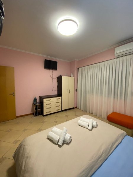 Tirane, jepet me qera apartament 2+1 Kati 3, 90 m² 700 € (selvia)
