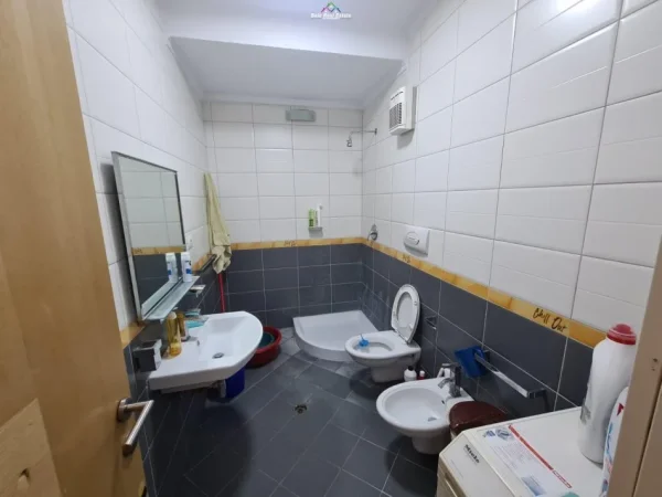 Tirane, jepet me qera apartament 2+1 Kati 3, 90 m² 700 € (selvia)