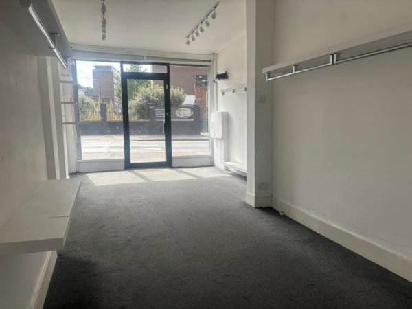 Tirane, jepet me qera dyqan Kati 0, 25 m² 700 € (rruga e kavajes)