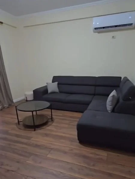 Tirane, jepet me qera apartament 2+1+Ballkon Kati 4, 135 m² 600 € (porcelan)