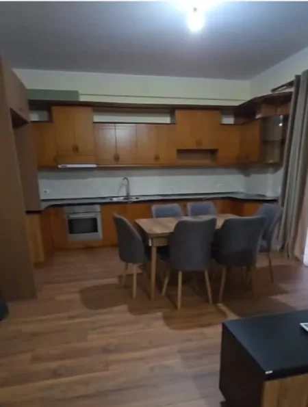 Tirane, jepet me qera apartament 2+1+Ballkon Kati 4, 135 m² 600 € (porcelan)