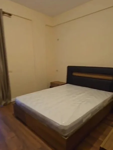 Tirane, jepet me qera apartament 2+1+Ballkon Kati 4, 135 m² 600 € (porcelan)