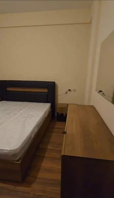 Tirane, jepet me qera apartament 2+1+Ballkon Kati 4, 135 m² 600 € (porcelan)