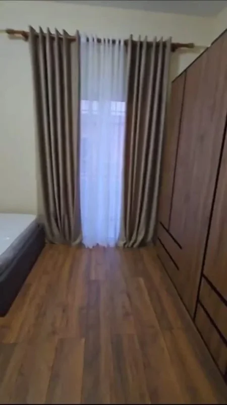 Tirane, jepet me qera apartament 2+1+Ballkon Kati 4, 135 m² 600 € (porcelan)