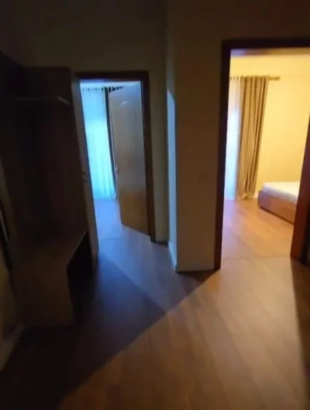 Tirane, jepet me qera apartament 2+1+Ballkon Kati 4, 135 m² 600 € (porcelan)