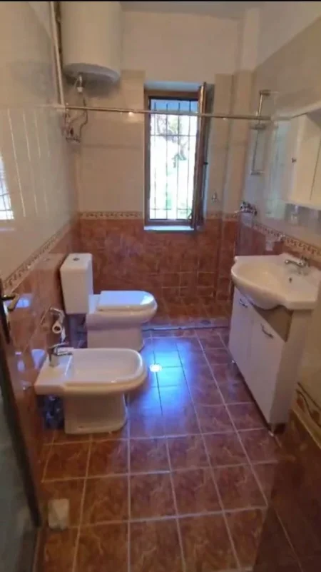 shes apartament 2+1+2+Ballkon, mundesi ndarje ne 2 apart, Kati 1, 98 m² 195.000 € (Rr. Fortuzi)