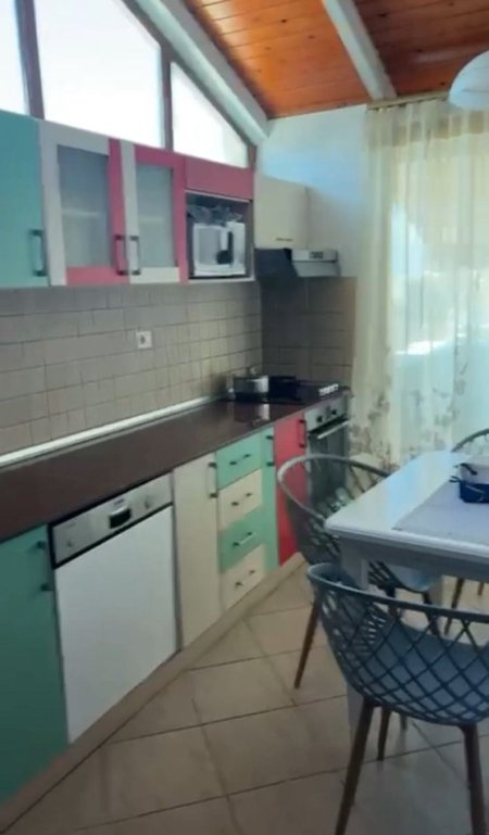Tirane, jepet me qera apartament 1+1+Ballkon Kati 8, 70 m² 500 € (Rruga Fortuzi)