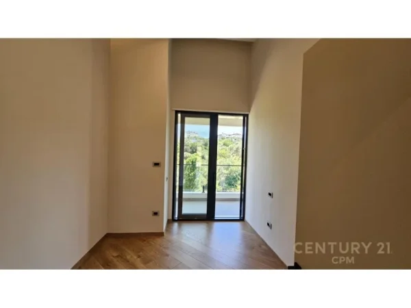 Tirane, jepet me qera apartament 3+1+Ballkon Kati 2, 170 m² 1.500 € (Liqeni i Thate)