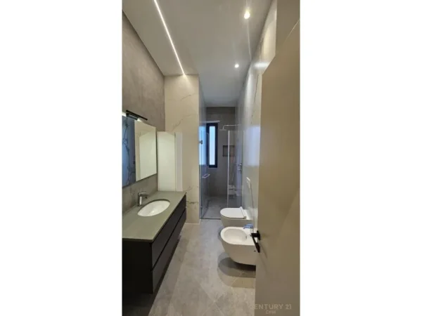 Tirane, jepet me qera apartament 3+1+Ballkon Kati 2, 170 m² 1.500 € (Liqeni i Thate)