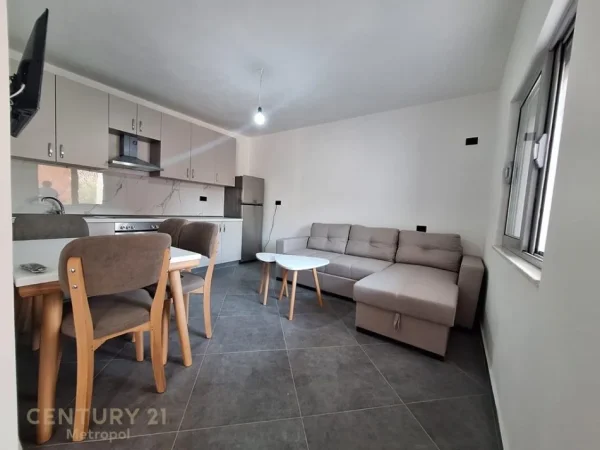 Tirane, jepet me qera apartament 2+1 Kati 1, 80 m² 700 € (Rruga Riza Cerova)