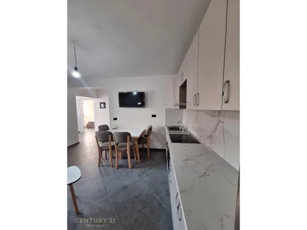 Tirane, jepet me qera apartament 2+1 Kati 1, 80 m² 700 € (Rruga Riza Cerova)