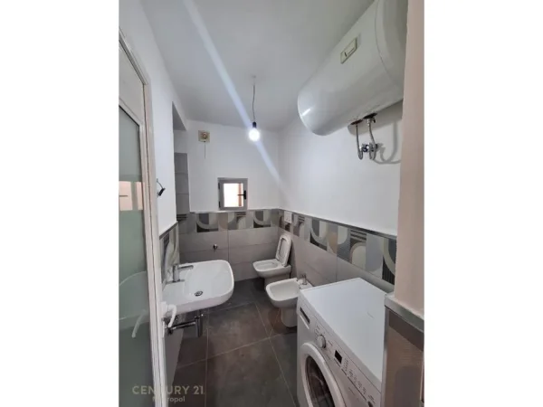 Tirane, jepet me qera apartament 2+1 Kati 1, 80 m² 700 € (Rruga Riza Cerova)