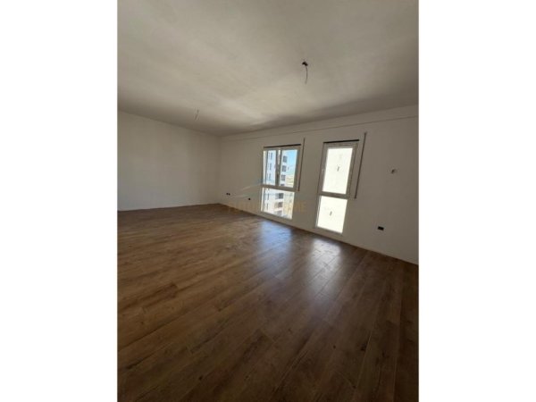 Tirane, jepet me qera apartament 2+1+Ballkon Kati 6, 98 m² 83.000 € (KAMEZ)
