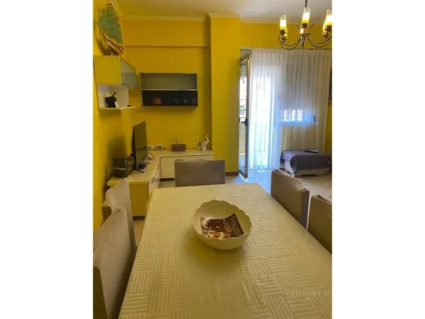 Tirane, jepet me qera apartament 1+1 Kati 2, 102 m² 750 € (Rruga e Dibrez)