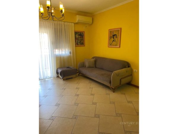 Tirane, jepet me qera apartament 1+1 Kati 2, 102 m² 750 € (Rruga e Dibrez)
