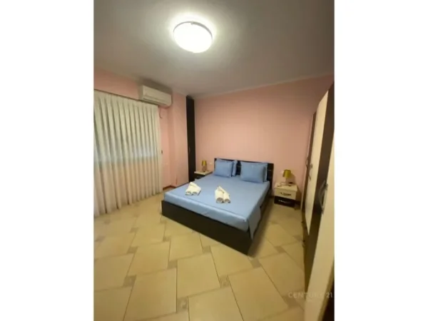 Tirane, jepet me qera apartament 1+1 Kati 2, 102 m² 750 € (Rruga e Dibrez)