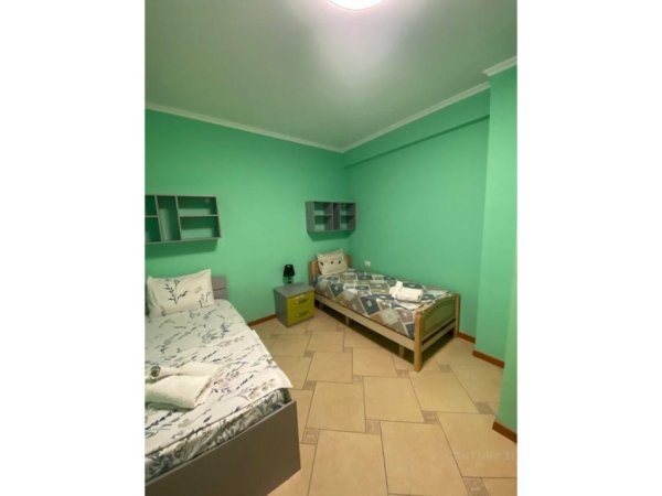 Tirane, jepet me qera apartament 1+1 Kati 2, 102 m² 750 € (Rruga e Dibrez)
