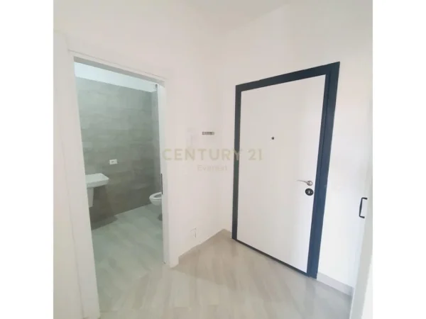 Tirane, jepet me qera apartament 1+1 Kati 2, 69 m² 145.000 € (Brryli)