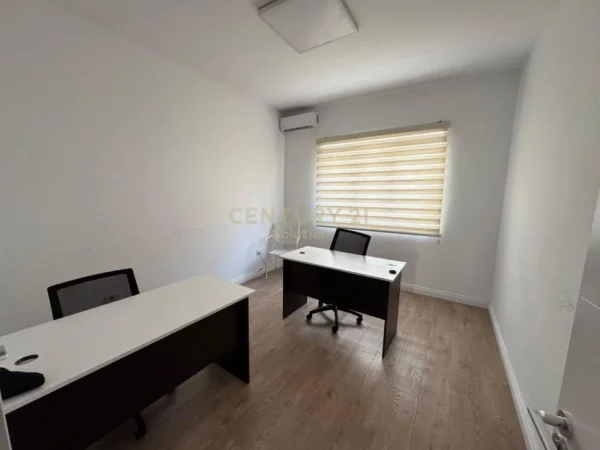 Tirane, jepet me qera apartament 3+1 Kati 3, 109 m² 850 € 