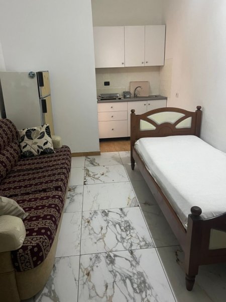Tirane, jepet me qera garsonier Kati 1, 30 m² 270 € (Rruga e Kavajes perballe Delijorgjit)