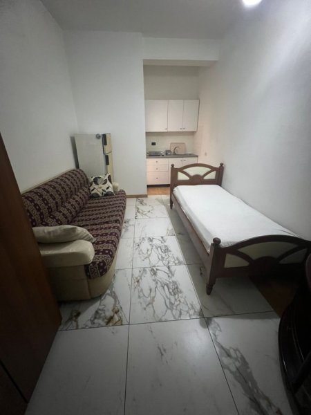 Tirane, jepet me qera garsonier Kati 1, 30 m² 270 € (Rruga e Kavajes perballe Delijorgjit)