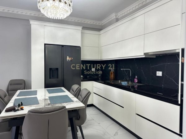 Tirane, jepet me qera apartament 2+1+Ballkon Kati 6, 115 m² 550 € (Astir)