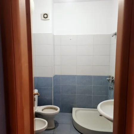 Tirane, jap me qera apartament 1+1+Ballkon Kati 4, 95 m² 250 € (Bulevardi Blu - Prane Bau Market)
