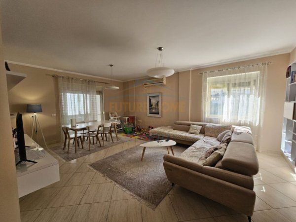 Tirane, shitet apartament 2+1+Ballkon Kati 3, 124 m² 219.000 € (Liqeni i Thate)