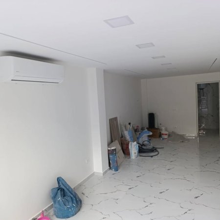 Tirane, jepet me qera ambjent biznesi Kati 1, 42 m² 500 € (Irfan tomini tek ura nisharakut)