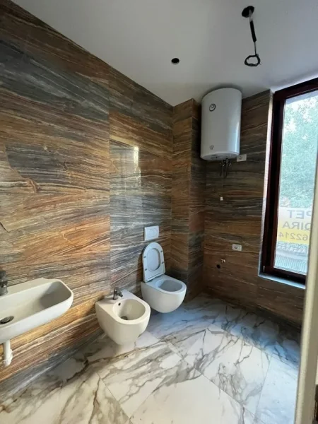 Tirane, jepet me qera ambjent biznesi Kati 1, 78 m² 1.500 € 