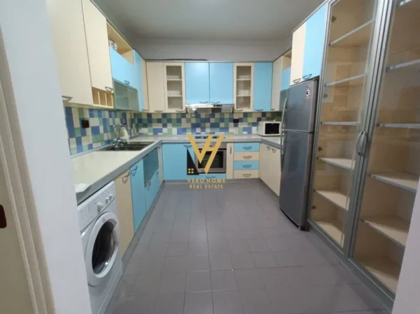Tirane, shitet apartament 2+1+Ballkon Kati 3, 111 m² 225.000 € (KOMUNA E PARISIT)