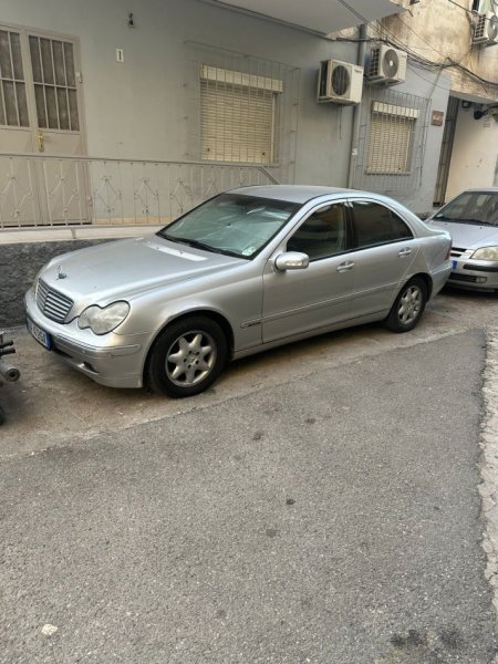 Tirane, shitet Mercedez Benz Nafte, gri metalizato automatik Kondicioner 280.000 km 2.500 €