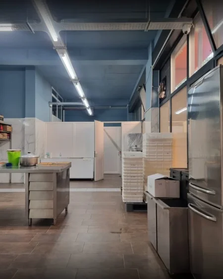 Tirane, shitet ambjent biznesi Kati 0, 260 m² 